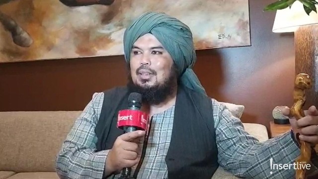 Berita Viral Selebriti dari InsertLive : Ustaz Derry Sulaiman Ungkap Alasan Pernikahan Luna Maya dan Maxime Sah: Cuma 2 Detik....