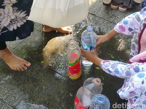 Warga Berebut Air Usai Tradisi Siraman Panjang di Keraton Kasepuhan Cirebon Warga Berebut Air Usai Tradisi Siraman Panjang di Keraton Kasepuhan Cirebon