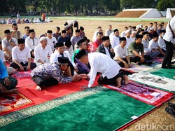 Hujan Tak Kunjung Turun, Puluhan Warga Salat Istisqa di Alun-alun Subang