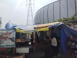 Warga Kampung Bayam Bertahan Meski Ada Perintah Bongkar Tenda di Dekat JIS