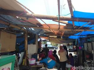 Melihat dari Dekat Aktivitas Warga Kampung Bayam di Tenda Terpal Dekat JIS Melihat dari Dekat Aktivitas Warga Kampung Bayam di Tenda Terpal Dekat JIS