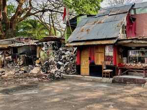 Pedagang di Bandung Pasrah Sebulan Tak Ada Pembeli gegara Tumpukan Sampah