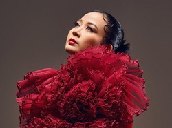 Astrid Buktikan Kesibukan Tak Hentikan Semangat Berkarya