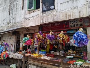 Warna-warni Bungkus Telur Hias di Banyuwangi Jelang Maulid Nabi