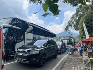Dua Bus Mogok, Puncak Berlakukan One Way
