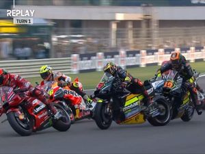 Detik-detik Murid Rossi Senggolan di Sprint Race MotoGP India 2023