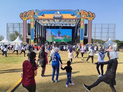 Senam Zumba Awali Semangat Warga Gresik di Pesta Rakyat Simpedes 2023