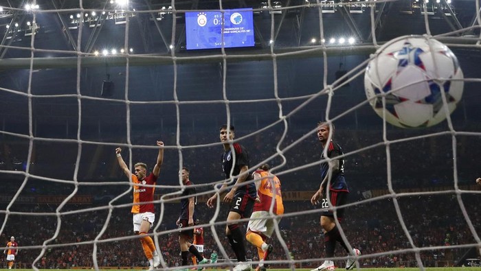 Soccer Football - Champions League - Group A - Galatasaray v FC Copenhagen - Rams Park, Istanbul, Turkey - September 20, 2023 Galatasarays Sacha Boey scores their first goal REUTERS/Murad Sezer