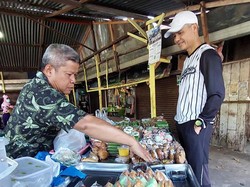 Blusukan ke Pasar di Surabaya, Ganjar Dapat Doa-Dukungan Jadi Presiden