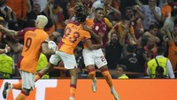 Ramai-ramai Tete dikerumuni para pemain Galatasaray lainnya usai bikin gol. Foto: AP/Francisco Seco