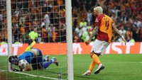 Mauro Icardi girang sekali melihat sepakan voli Tete bikin bola meluncur deras ke dalam gawang FC Copenhagen. Foto: REUTERS/MURAD SEZER