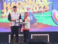 Menpora Beri Bibit Pohon Beringin ke Khofifah Atas Dedikasi di Olahraga