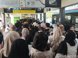 Jelang Konser SMTOWN, Halte TransJakarta GBK Padat Sore Ini