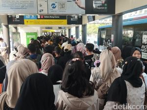 Jelang Konser SMTOWN, Halte TransJakarta GBK Padat Sore Ini Jelang Konser SMTOWN, Halte TransJakarta GBK Padat Sore Ini