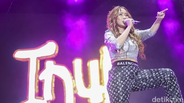 Inul Daratista Ngebor Panggung Pestapora 2023