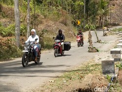 Warga 4 Desa di Trenggalek Tanami Pisang Jalan Rusak 4 Tahun Tak Diperbaiki