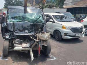Pikap Tabrak Belakang Mobil Boks di BKR Bandung, Satu Orang Tewas