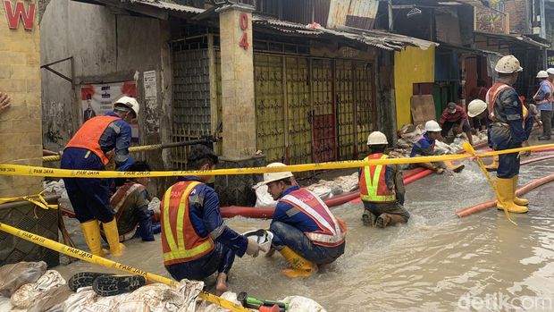 Kondisi terkini pipa PAM bocor di Petamburan, Jakarta Pusat