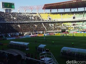 2 Gol Cantik Bawa Persebaya Ungguli Arema FC di Babak Pertama