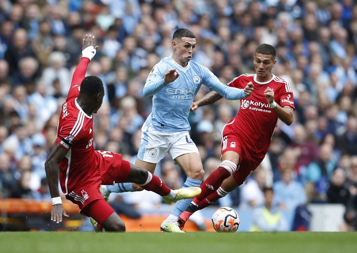 Soccer Football - Premier League - Manchester City v Nottingham Forest - Etihad Stadium, Manchester, Britain - September 23, 2023 Manchester Citys Phil Foden in action with Nottingham Forests Moussa Niakhate and Nicolas Dominguez Action Images via Reuters/Ed Sykes NO USE WITH UNAUTHORIZED AUDIO, VIDEO, DATA, FIXTURE LISTS, CLUB/LEAGUE LOGOS OR LIVE SERVICES. ONLINE IN-MATCH USE LIMITED TO 45 IMAGES, NO VIDEO EMULATION. NO USE IN BETTING, GAMES OR SINGLE CLUB/LEAGUE/PLAYER PUBLICATIONS.