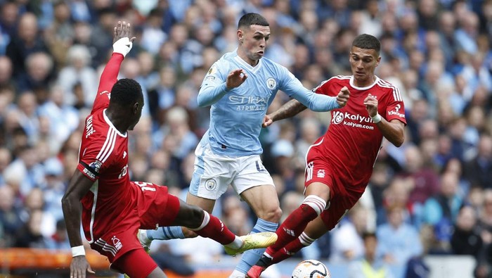 Soccer Football - Premier League - Manchester City v Nottingham Forest - Etihad Stadium, Manchester, Britain - September 23, 2023 Manchester Citys Phil Foden in action with Nottingham Forests Moussa Niakhate and Nicolas Dominguez Action Images via Reuters/Ed Sykes NO USE WITH UNAUTHORIZED AUDIO, VIDEO, DATA, FIXTURE LISTS, CLUB/LEAGUE LOGOS OR LIVE SERVICES. ONLINE IN-MATCH USE LIMITED TO 45 IMAGES, NO VIDEO EMULATION. NO USE IN BETTING, GAMES OR SINGLE CLUB/LEAGUE/PLAYER PUBLICATIONS.