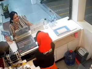 Akal Bulus Wanita Makassar Gasak Emas-Uang dari Karyawan Toko
