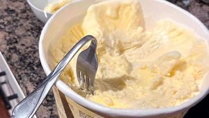 Apes! 10 Netizen Ini Alami Kejadian Mengecewakan Saat Makan
