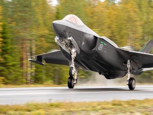 Uji Coba Perdana Jet Tempur Siluman F-35 Mendarat di Jalan Raya