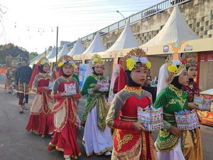 Tari Damar Kurung-Reog Meriahkan Pawai Pesta Rakyat Simpedes di Gresik Tari Damar Kurung-Reog Meriahkan Pawai Pesta Rakyat Simpedes di Gresik