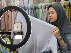 Dulu Cuma Jual 100 Pcs, Kini Laku 1000 Pcs Kerudung via Live Shopping