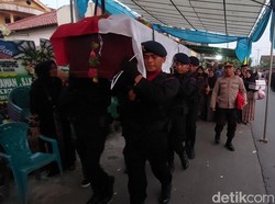 Suasana Haru Iringi Pemakaman Ajudan Kapolda Kaltara, Istri Histeris