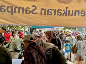 Ramai Warga Bawa Sampah ke Balkot Bandung, Pulangnya Bawa Baju Baru