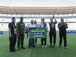Persebaya dan Bonek Serahkan Donasi ke Keluarga Korban Tragedi Kanjuruhan