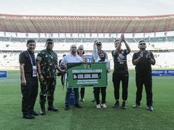 Persebaya dan Bonek Serahkan Donasi ke Keluarga Korban Tragedi Kanjuruhan