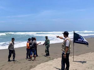 2 Pelajar Terseret Ombak Pantai Cemara Sewu Kebumen, 1 Hilang 2 Pelajar Terseret Ombak Pantai Cemara Sewu Kebumen, 1 Hilang