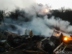 Gudang Rongsok di Cimahi Terbakar, Api Merembet ke Atas Bukit