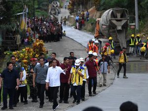 Momen Jokowi Tinjau Inpres Jalan Daerah di IKN Nusantara Momen Jokowi Tinjau Inpres Jalan Daerah di IKN Nusantara