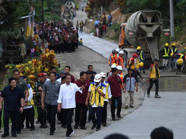 Momen Jokowi Tinjau Inpres Jalan Daerah di IKN Nusantara