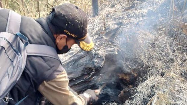 Proses pemadaman kebakaran lahan di kawasan bukit Mongkrang, Desa Gondosuli, Kecamatan Tawangmangu, Karanganyar, Sabtu (23/9/2023).