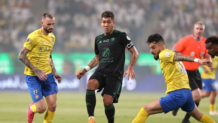 Soccer Football - Saudi Pro League - Al Nassr v Al Ahli - Al-Awwal Park, Riyadh, Saudi Arabia - September 22, 2023 Al Ahlis Roberto Firmino in action REUTERS/Ahmed Yosri