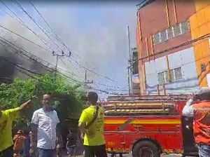 Ruko di Seberang Pasar Kapasan Surabaya Terbakar