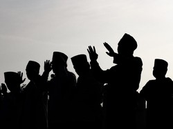 Anjuran Mengangkat Kedua Tangan dalam Salat, Kapan Saja?