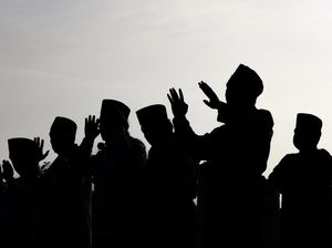 Warga Tangerang Gelar Salat Minta Hujan di Kantor Kecamatan Cisauk Warga Tangerang Gelar Salat Minta Hujan di Kantor Kecamatan Cisauk
