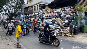 Potret Menumpuknya Sampah di TPS Sederhana hingga Luber ke Jalan