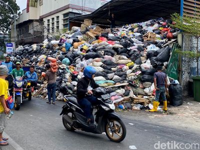 Potret Menumpuknya Sampah di TPS Sederhana hingga Luber ke Jalan