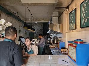 Kafe Jaksel dengan Pelayan Lansia, Vibes Rasa Rumah Nenek