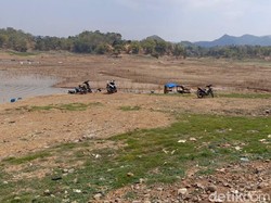 Giliran Bekas Rumah Bermunculan di Waduk Jatigede