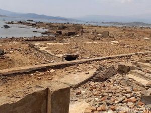 Rumah Warga Kembali Muncul Saat Waduk Jatigede Surut Rumah Warga Kembali Muncul Saat Waduk Jatigede Surut