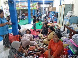 33 Warga Korban Kebakaran di Putat Surabaya Mengungsi di Balai RW