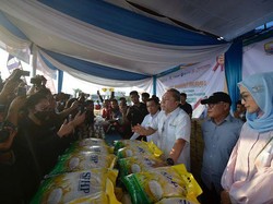 Lanjut Terus, Kali Ini Zulhas Bagikan 2,5 Ton Beras Gratis di Jambi